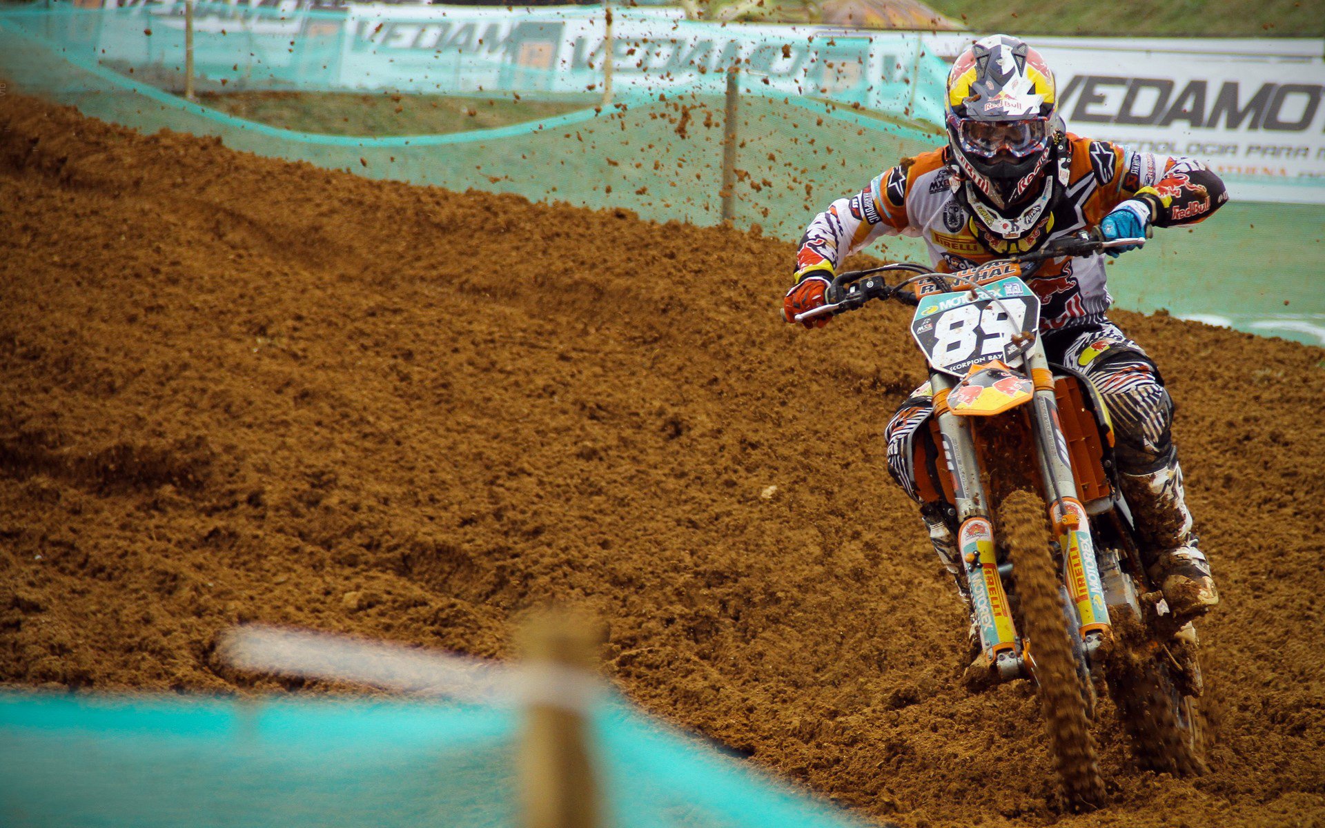 开云品牌-德甲中场密集包夹，压制对手核心球员，德甲的球场